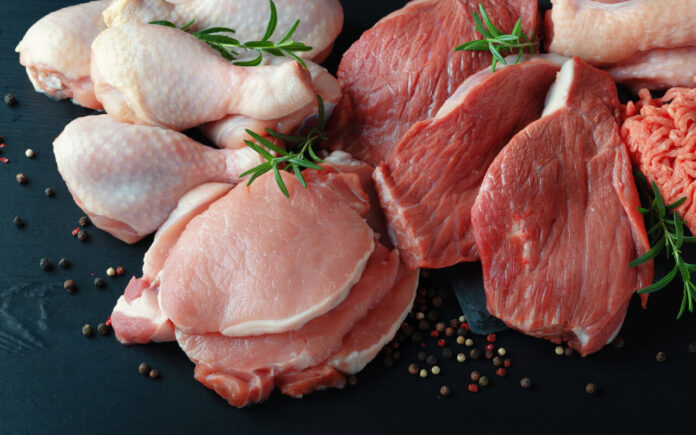 A produção de carnes no Brasil deve chegar a 33,38 milhões de toneladas em 2026, impulsionada por recordes na avicultura e suinocultura, segundo a Conab.