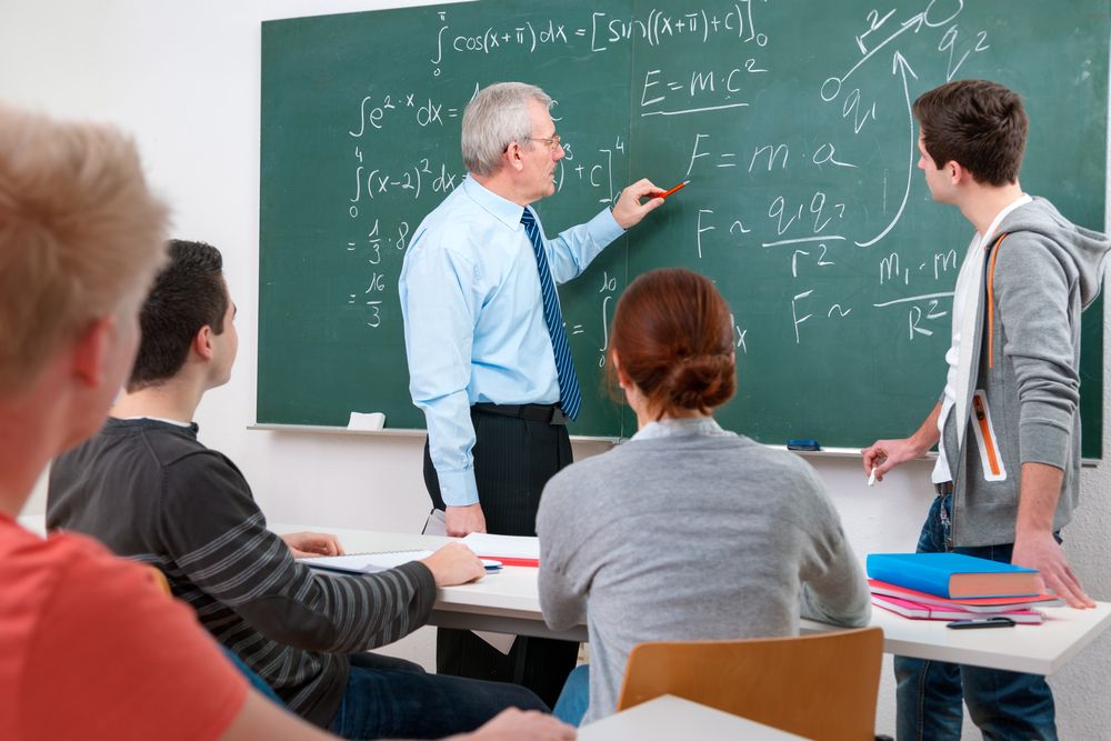 Participe do processo seletivo da Ufam com 70 vagas para professor substituto. Salários chegam a R$ 8,3 mil. Inscrições abertas até 20 de abril.