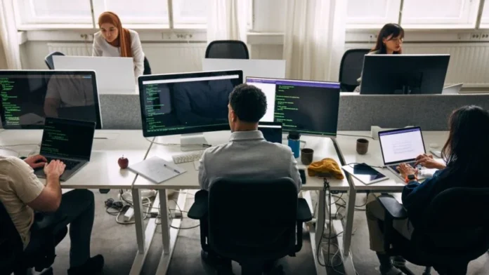 A escassez de talentos em tecnologia desafia 98% das empresas no Brasil.