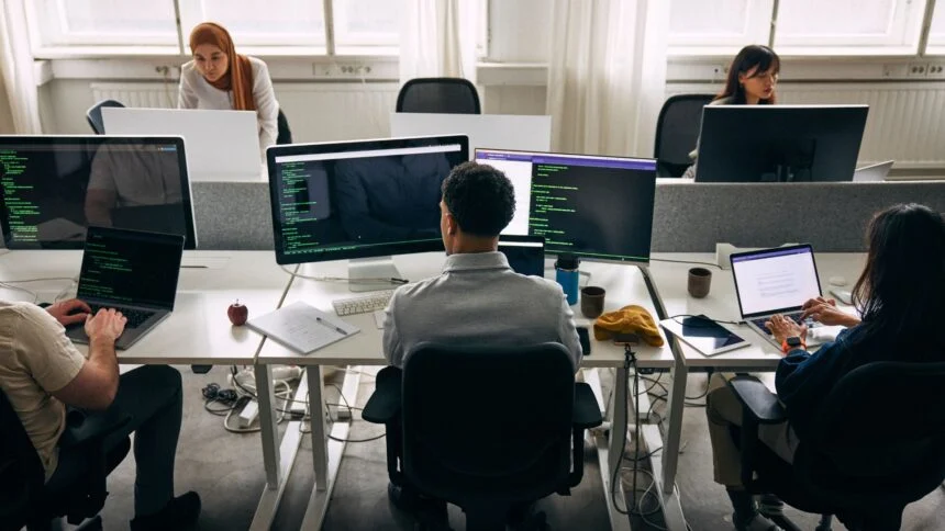 A escassez de talentos em tecnologia desafia 98% das empresas no Brasil.