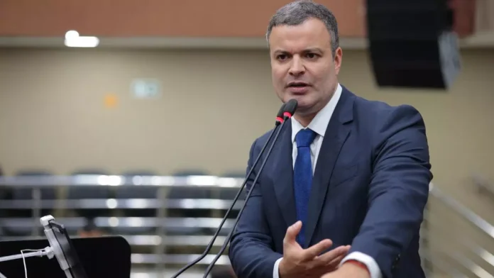 Rodrigo Sá é escolhido pré-candidato ao Senado no Amazonas com apoio de Wilson Lima. Decisão muda cenário político no estado.