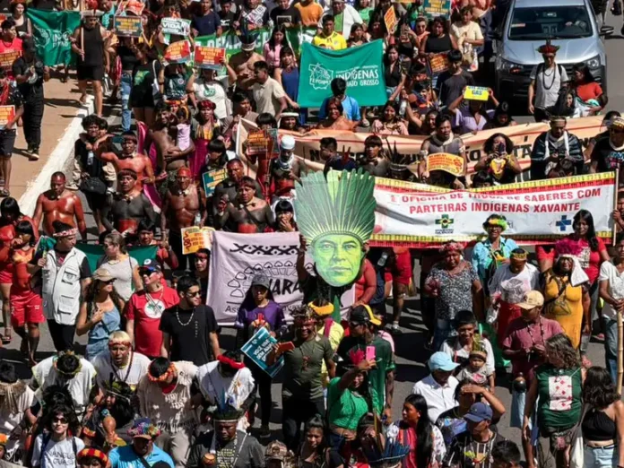 Indígenas protestam em Brasília contra Marco Temporal durante o ATL 2026 e cobram demarcação de terras e respeito aos direitos