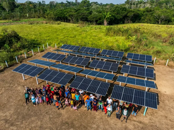 Energia solar na Amazônia reduz diesel, corta custos e leva eletricidade 24h a comunidades isoladas.