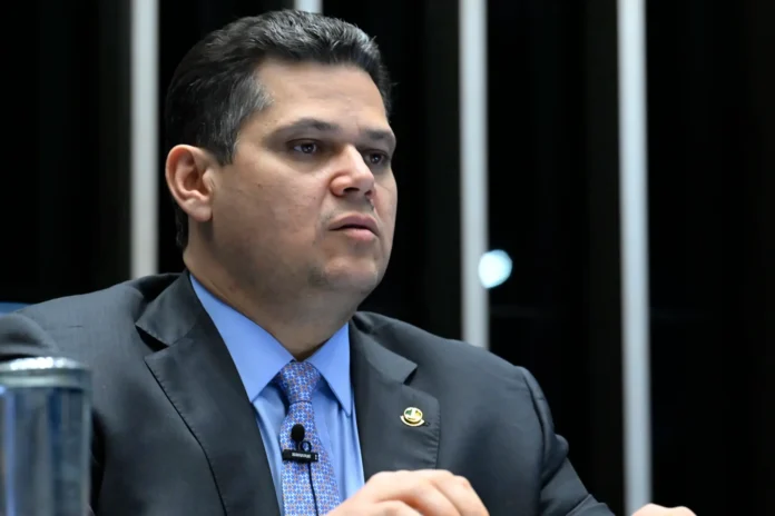 Big techs entram no centro do debate após Senado avaliar suspensão de decretos de Lula sobre plataformas digitais.
