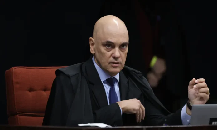 Alexandre de Moraes é notificado em ação movida por Rumble e Trump Media nos EUA sobre decisões do STF envolvendo plataformas digitais.