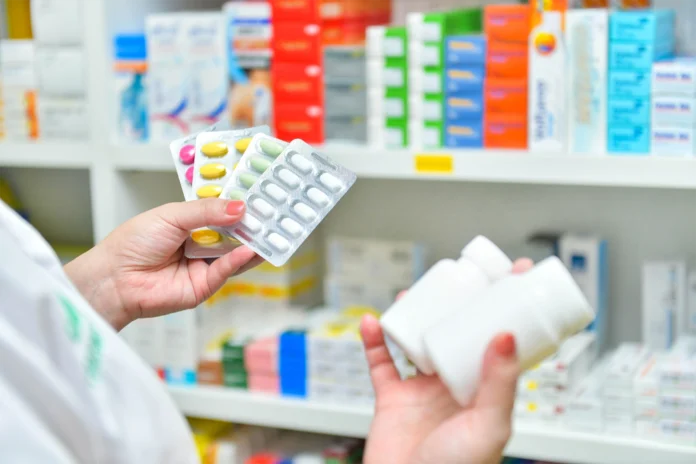 Anvisa recolhe lote de remédios para colesterol da Cimed após suspeita de troca de embalagens entre atorvastatina e rosuvastatina.