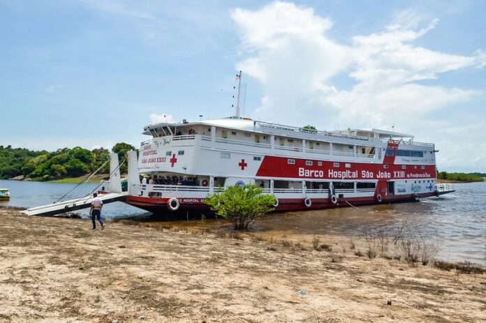 O Barco Hospital São João XXIII chega a Alvarães com cirurgias, exames e consultas. Atendimento na comunidade de Marajaí até 10 de maio.