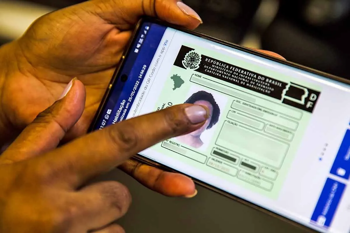 Saiba quem poderá fazer a renovação da CNH de forma automática e gratuita segundo a nova regra aprovada pelo Senado para motoristas sem infrações.