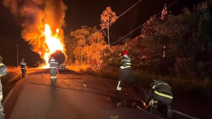 Um incêndio na BR-174 envolvendo caminhão com 50 mil litros de combustível interditou a rodovia no Amazonas.