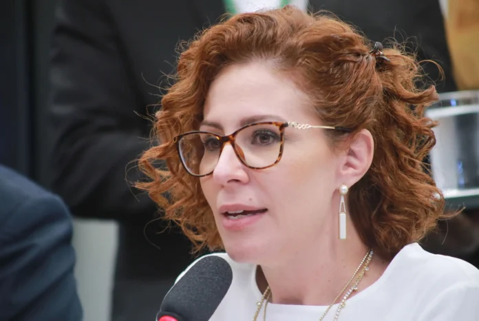 Carla Zambelli tem extradição anulada pela Justiça da Itália e deixa prisão após decisão da Suprema Corte italiana.