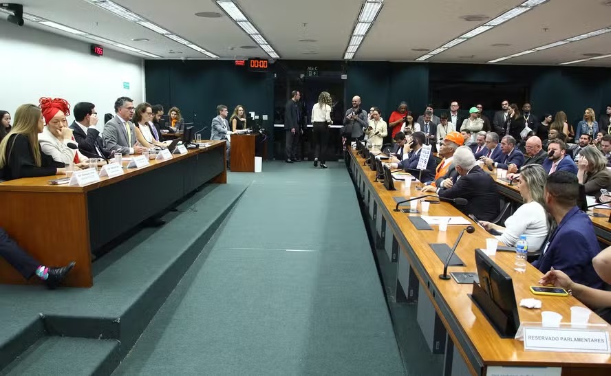 Comissão da Câmara vota o fim da escala 6x1 nesta quarta-feira. O texto propõe redução gradual para 40 horas semanais e transição para o modelo 5x2.