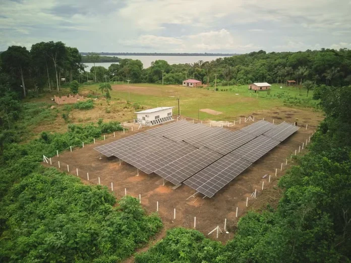 Nova usina de energia solar atende comunidade indígena no Amazonas, reduzindo o uso de diesel e transformando a saúde e a educação na região do Rio Negro.