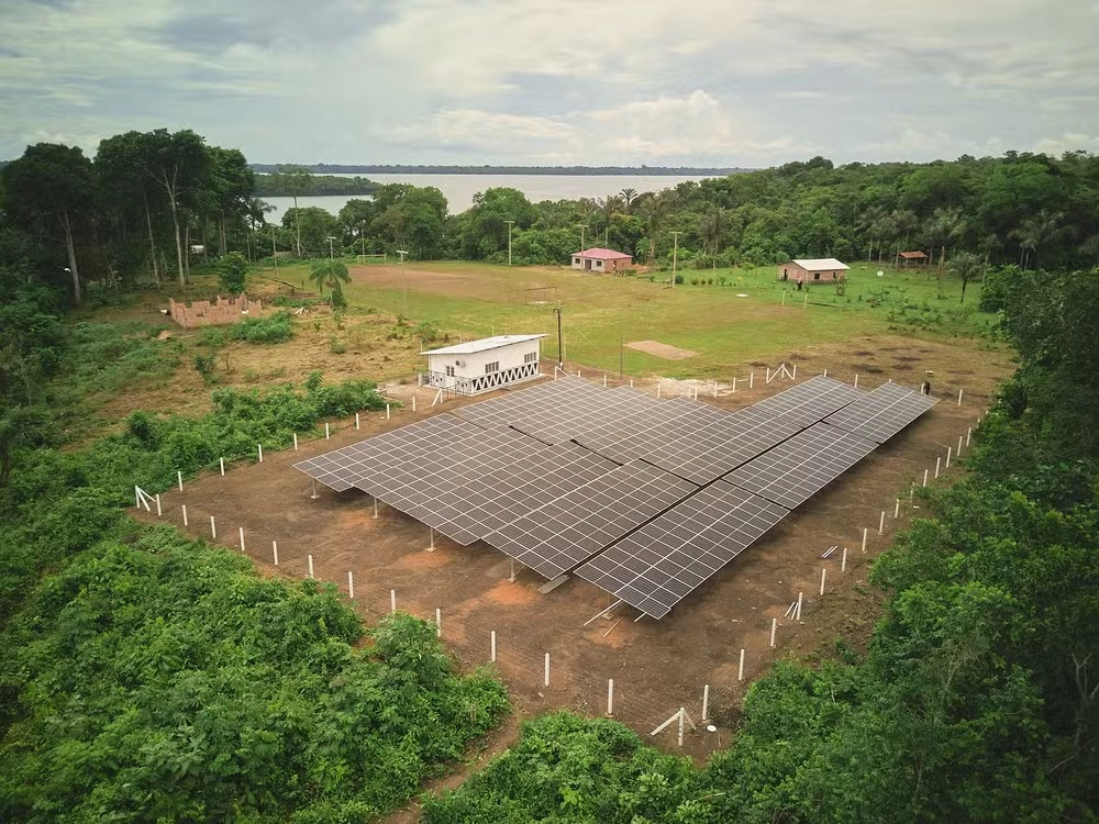 Nova usina de energia solar atende comunidade indígena no Amazonas, reduzindo o uso de diesel e transformando a saúde e a educação na região do Rio Negro.