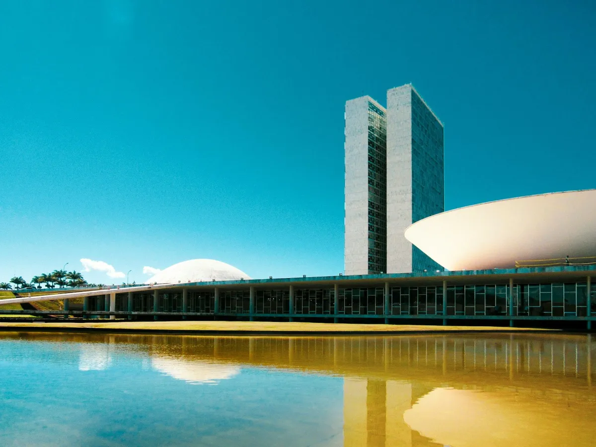 O Congresso Nacional derrubou vetos de Lula na LDO e liberou doações em período eleitoral, além de repasses para prefeituras inadimplentes de pequeno porte.