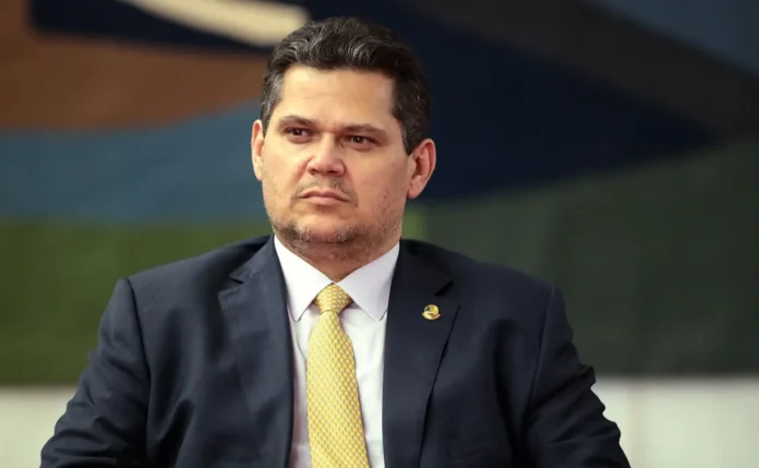 A instalação da CPI do Banco Master continua travada no Congresso após o presidente Davi Alcolumbre adiar a leitura dos requerimentos parlamentares.