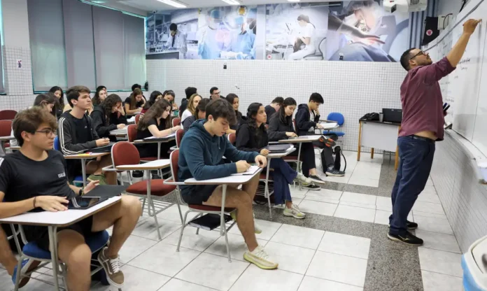 O Desenrola Fies começa nesta quarta-feira com descontos de até 99%.