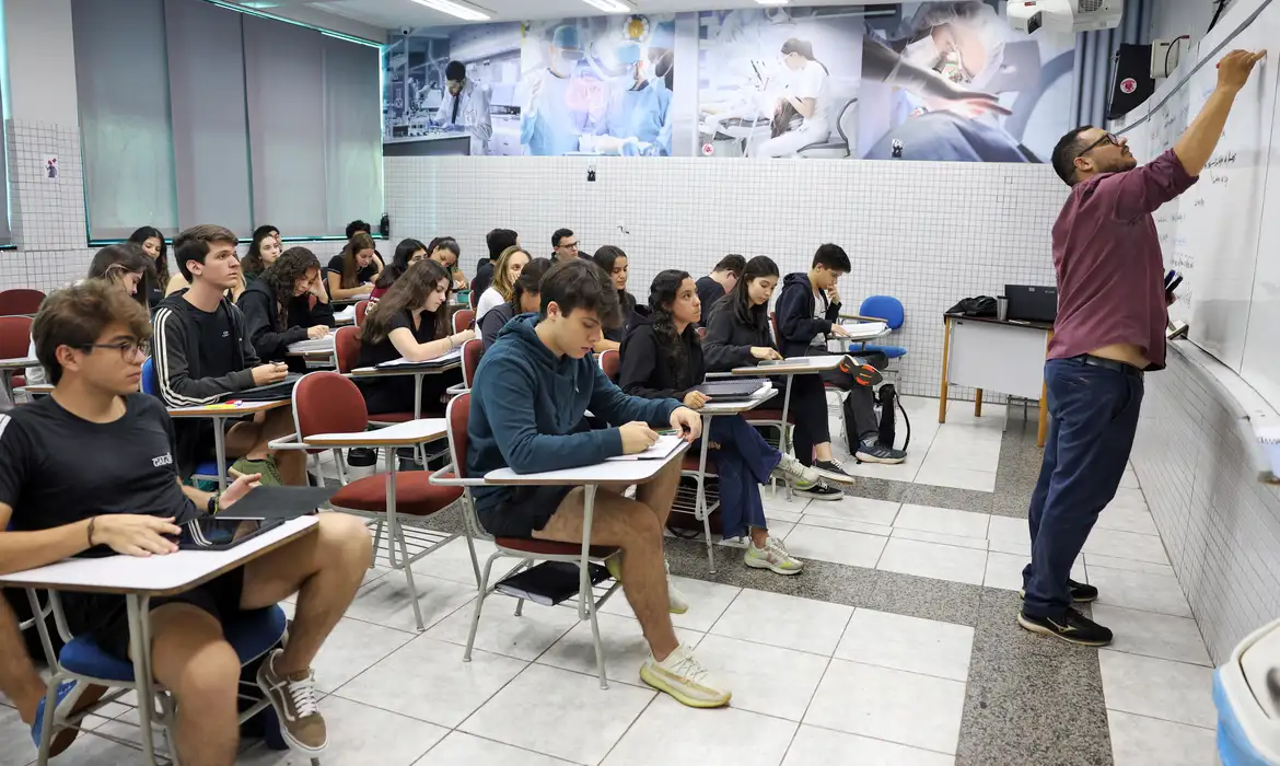 O Desenrola Fies começa nesta quarta-feira com descontos de até 99%.