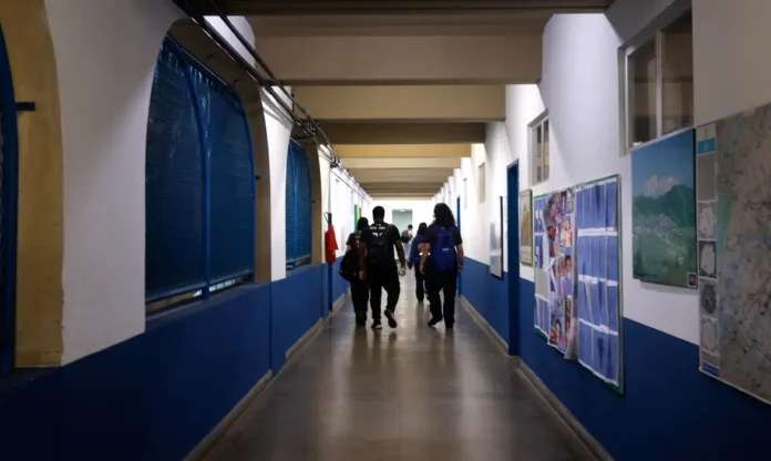 Mais de 70% dos gestores relatam desafios no combate à violência escolar e bullying em escolas públicas.