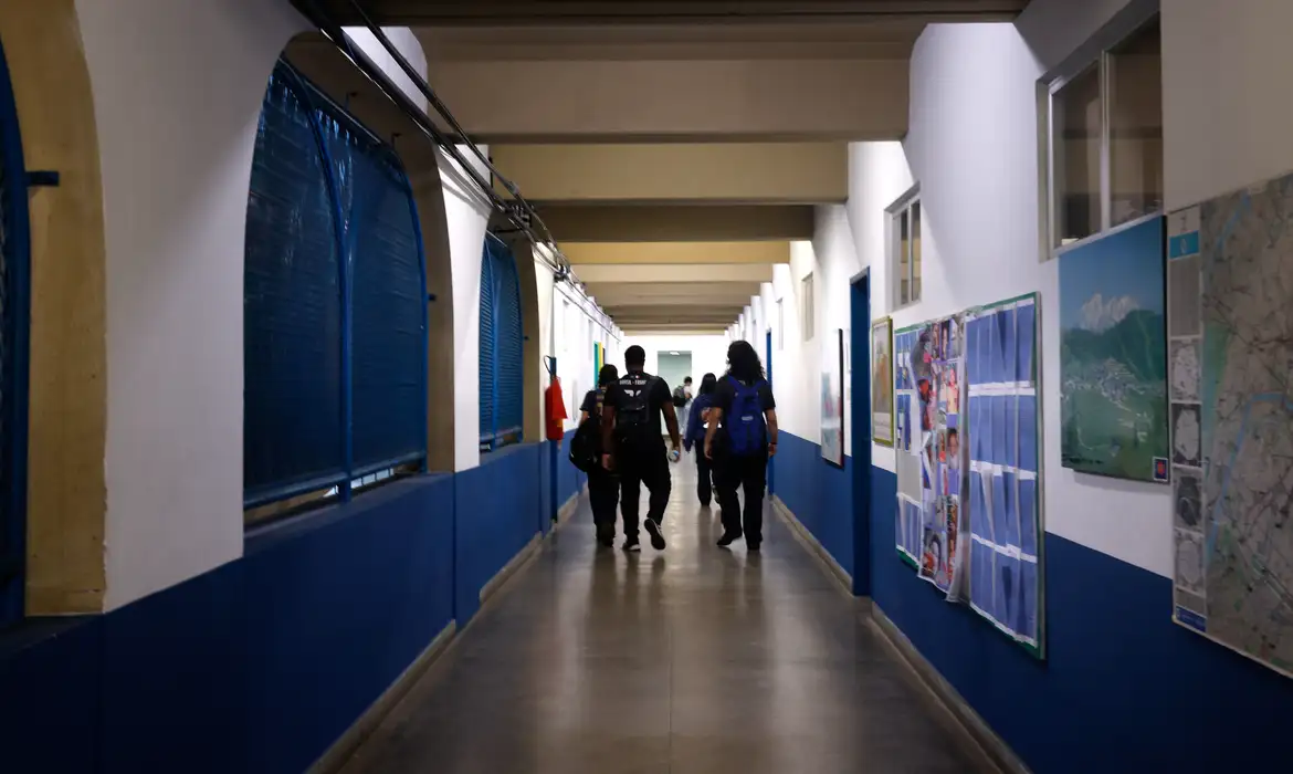 Mais de 70% dos gestores relatam desafios no combate à violência escolar e bullying em escolas públicas.