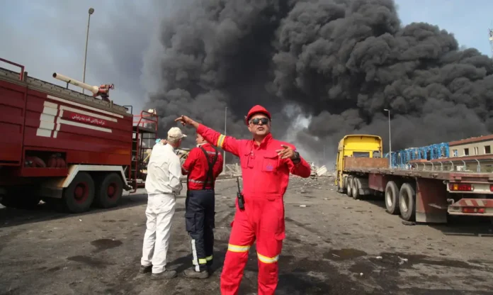 EUA e Irã elevam tensão após bombardeio em Bandar Abbas e denúncias de violação do cessar-fogo no Oriente Médio.