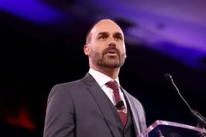 A PF investiga se verbas de Daniel Vorcaro financiaram Eduardo Bolsonaro nos EUA. Apuração foca em desvio de verba de filme sobre Jair Bolsonaro.