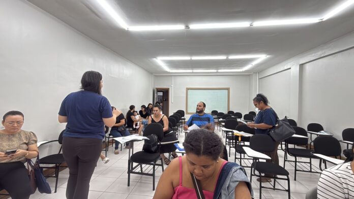 Bolsa Idiomas 2026 inicia entrega de documentos em Manaus. Candidatos devem comparecer às unidades para confirmar benefício.