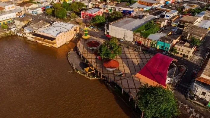Com hotéis lotados, o Festival de Parintins 2026 impulsiona a locação de casas por temporada, que registram valores de pacotes de até R$ 247 mil.