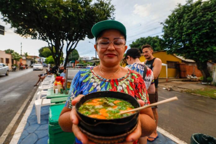 Pesquisa da Serasa mostra que o Festival de Parintins virou fonte de renda para 46% dos participantes, impulsionando o comércio e o turismo local.