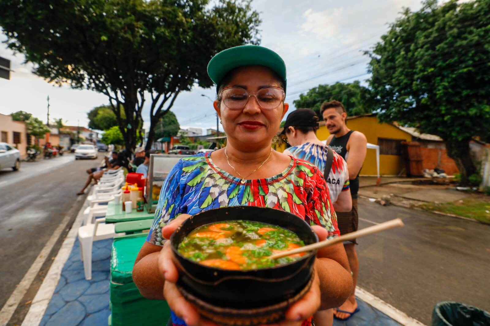 Pesquisa da Serasa mostra que o Festival de Parintins virou fonte de renda para 46% dos participantes, impulsionando o comércio e o turismo local.
