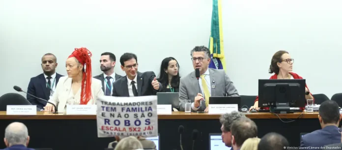Entenda a proposta sobre o fim da escala 6x1. Relatório prevê redução da jornada para 40 horas semanais sem corte de salário e com dois dias de folga.