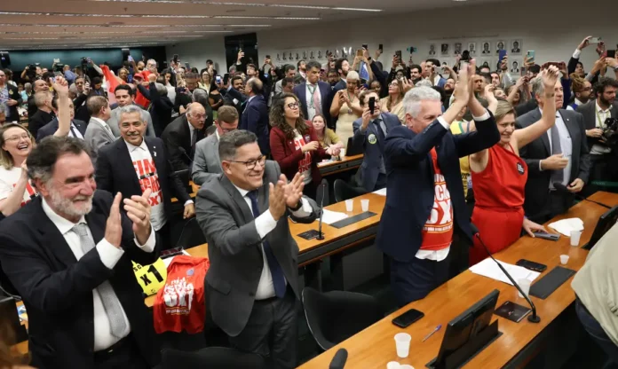 A comissão da Câmara aprovou a PEC do fim da escala 6x1. O texto reduz a jornada para 40 horas semanais e segue para votação urgente no Plenário.