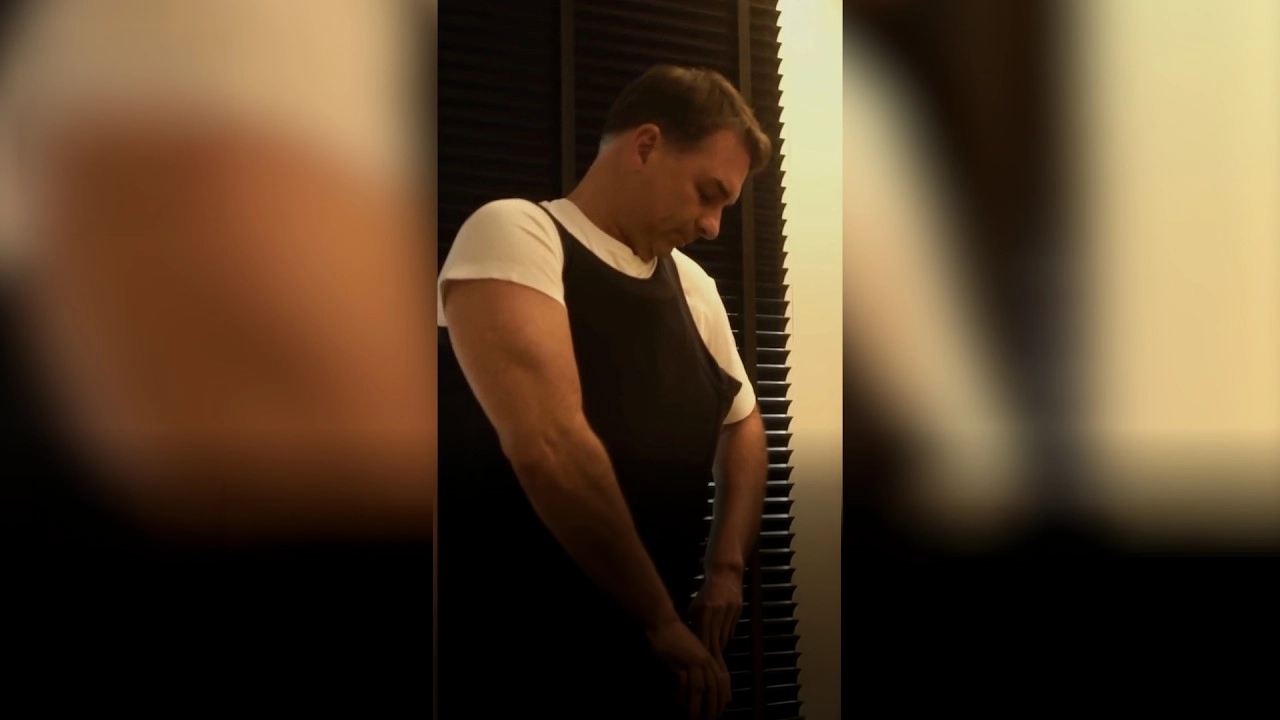 Flávio Bolsonaro adota uso de colete à prova de balas em eventos públicos e justifica medida por segurança na pré-campanha.