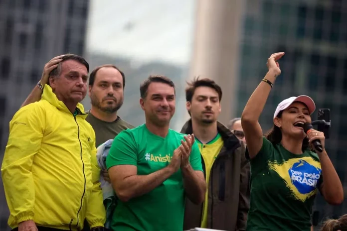Flávio Bolsonaro diz que Jair descartou Michelle candidata após áudio sobre repasses milionários para filme financiado por Daniel Vorcaro.
