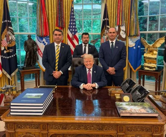 Flávio Bolsonaro se reuniu com Donald Trump na Casa Branca durante viagem aos EUA articulada por Eduardo Bolsonaro.
