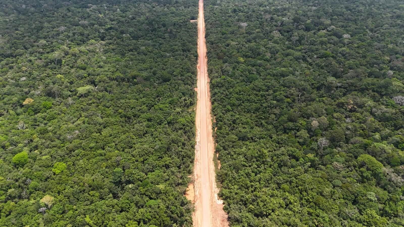 Ibama autoriza construção de três pontes no Trecho do Meio da BR-319 e avança recuperação da rodovia entre Amazonas e Rondônia.