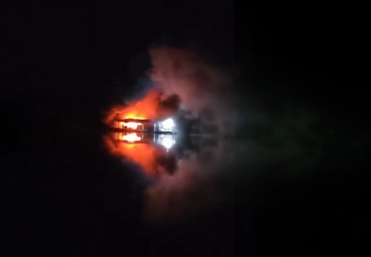 Um incêndio no Tarumã-Açu destruiu um flutuante na madrugada desta segunda em Manaus. O CBMAM controlou as chamas e não houve feridos.