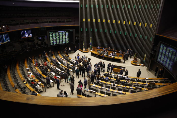 O balanço final da janela partidária mostra que 135 deputados federais trocaram de partido para as eleições.