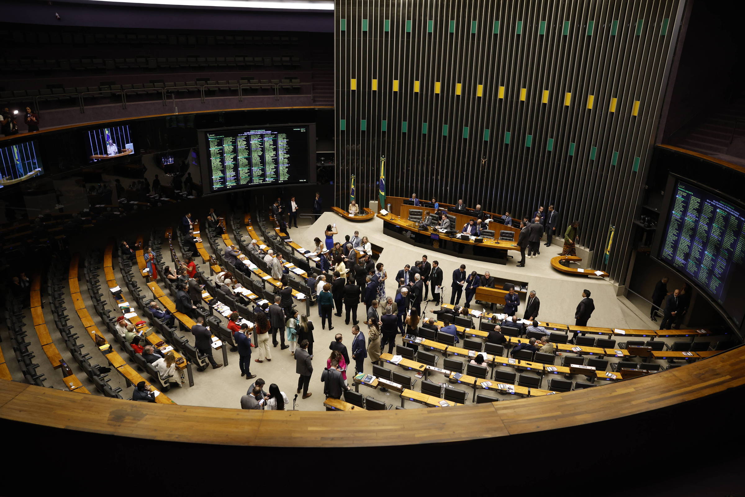 O balanço final da janela partidária mostra que 135 deputados federais trocaram de partido para as eleições.