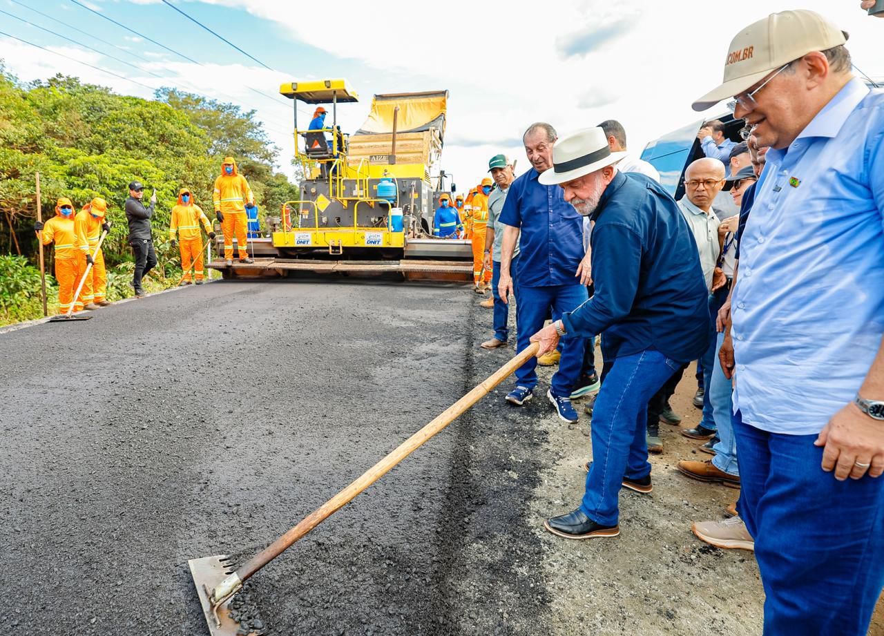 O presidente Lula cumpre agenda no Amazonas para anunciar investimentos na BR-319 e assinar ordens de serviço para infraestrutura e pontes na região.