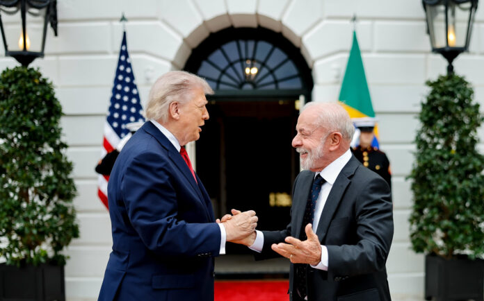 Lula e Trump discutem tarifas, minerais críticos e combate ao crime em reunião na Casa Branca. Coletiva foi cancelada após encontro.