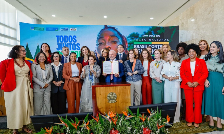 Governo atualiza Marco Civil para ampliar a segurança digital para mulheres. Regras determinam remoção de conteúdo íntimo e punição para plataformas.
