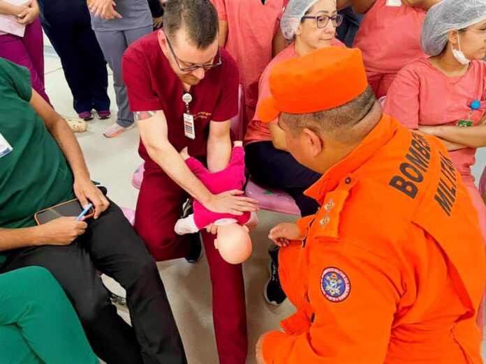 Confira como as manobras de desengasgo ensinadas por bombeiros no Instituto Dona Lindu podem salvar vidas de recém-nascidos e prevenir acidentes domésticos graves.