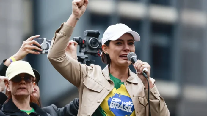 Michelle Bolsonaro apoia Ypê após veto da Anvisa e campanha bolsonarista cresce nas redes após suspensão de produtos por risco sanitário.