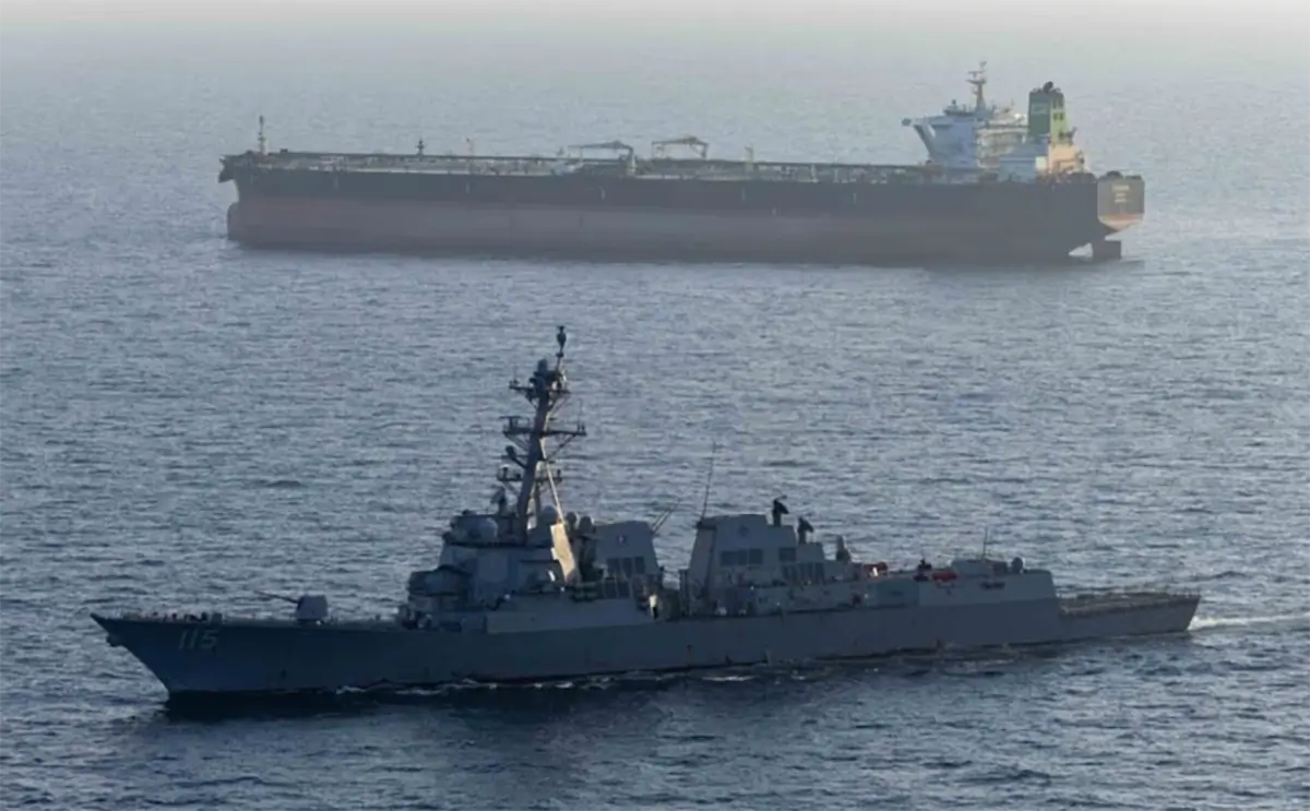 Relatos de que mísseis atingem navio de guerra dos EUA no Estreito de Ormuz elevam a tensão global. Irã confirma a ação e governo americano nega o ataque.