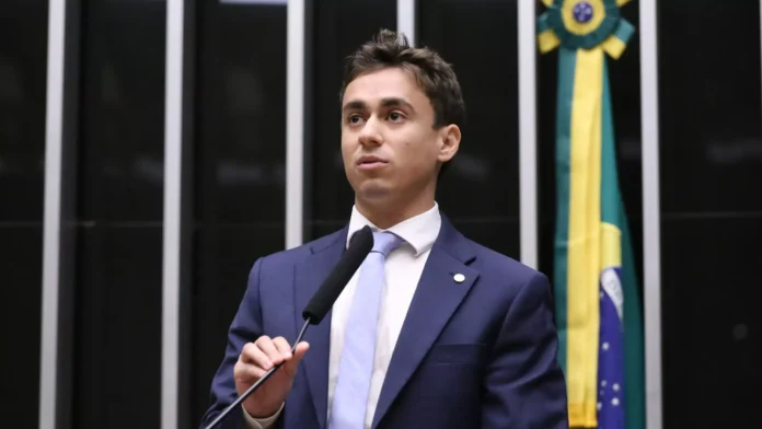 Nikolas Ferreira criticou a PEC do fim da escala 6×1 e afirmou que possíveis demissões em massa seriam consequência da medida.