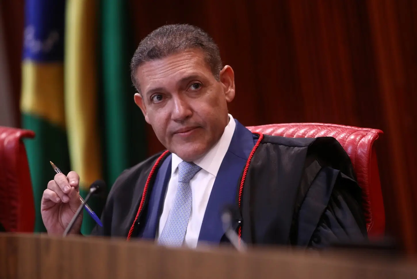 O STF sorteou Nunes Marques como relator da revisão criminal de Bolsonaro. A defesa busca anular a pena de 27 anos e questiona decisões de Alexandre de Moraes.