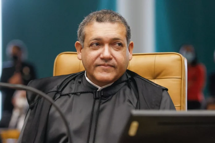 Kassio Nunes Marques assume a posse no TSE nesta terça-feira e convida Jair Bolsonaro e Lula para a cerimônia.