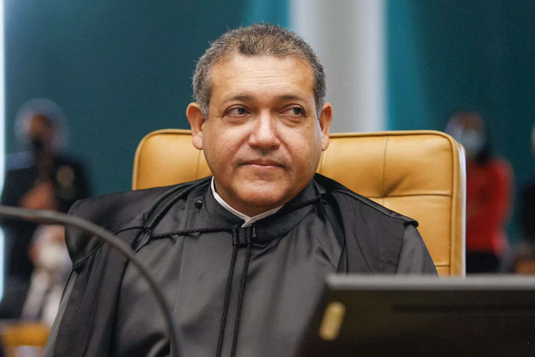 Kassio Nunes Marques assume a posse no TSE nesta terça-feira e convida Jair Bolsonaro e Lula para a cerimônia.