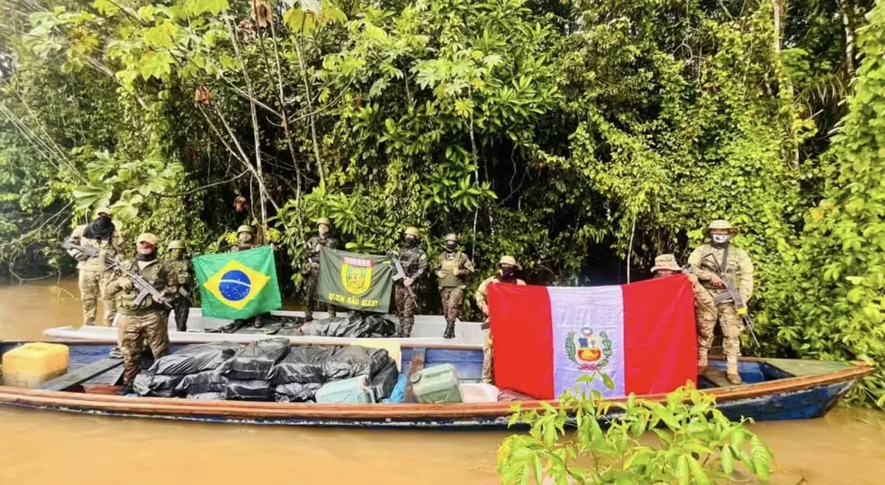 A Operação Ágata 2026 resultou na apreensão recorde de 14 toneladas de skunk e armas na fronteira amazônica entre Brasil e Peru.
