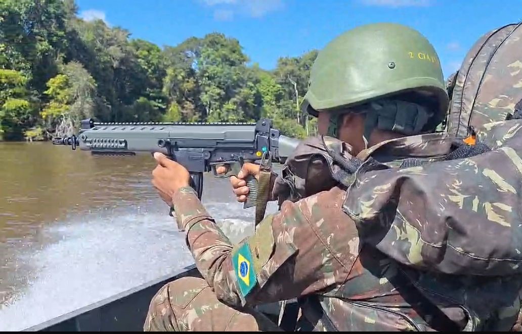 A Operação Ágata Amazônia 2026 intensifica o combate a crimes ambientais e transfronteiriços com integração entre Forças Armadas e agências governamentais.